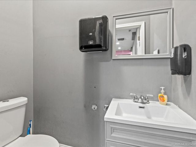 8204 S Stony Island Avenue, Chicago, IL 60617