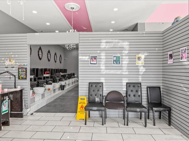 8204 S Stony Island Avenue, Chicago, IL 60617