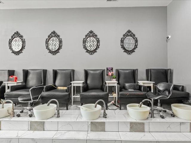 8204 S Stony Island Avenue, Chicago, IL 60617