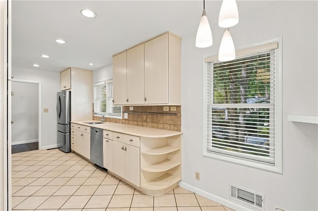 Image 11 of property listing at 955 Vistavia Circle, Decatur, GA 30033