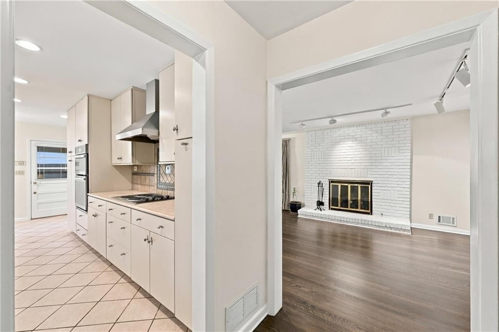 Image 12 of property listing at 955 Vistavia Circle, Decatur, GA 30033