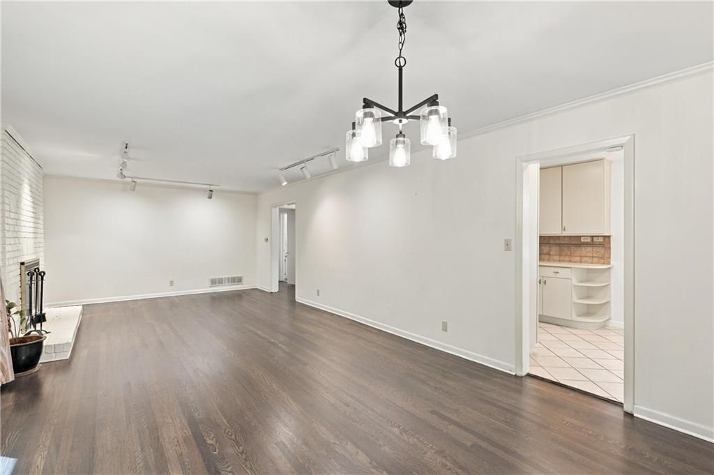 Image 13 of property listing at 955 Vistavia Circle, Decatur, GA 30033