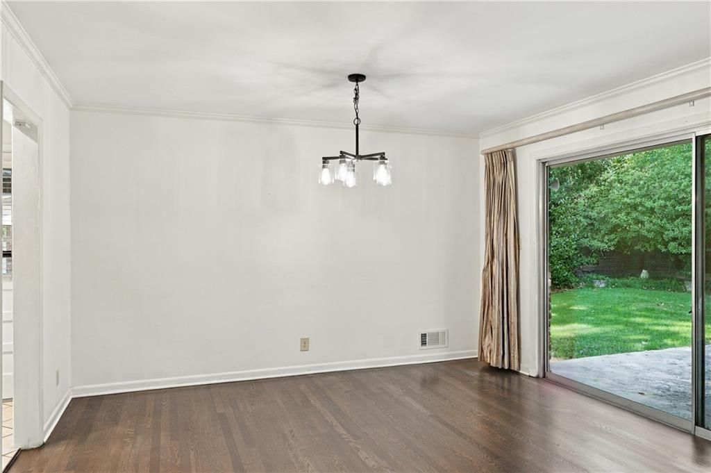 Image 14 of property listing at 955 Vistavia Circle, Decatur, GA 30033