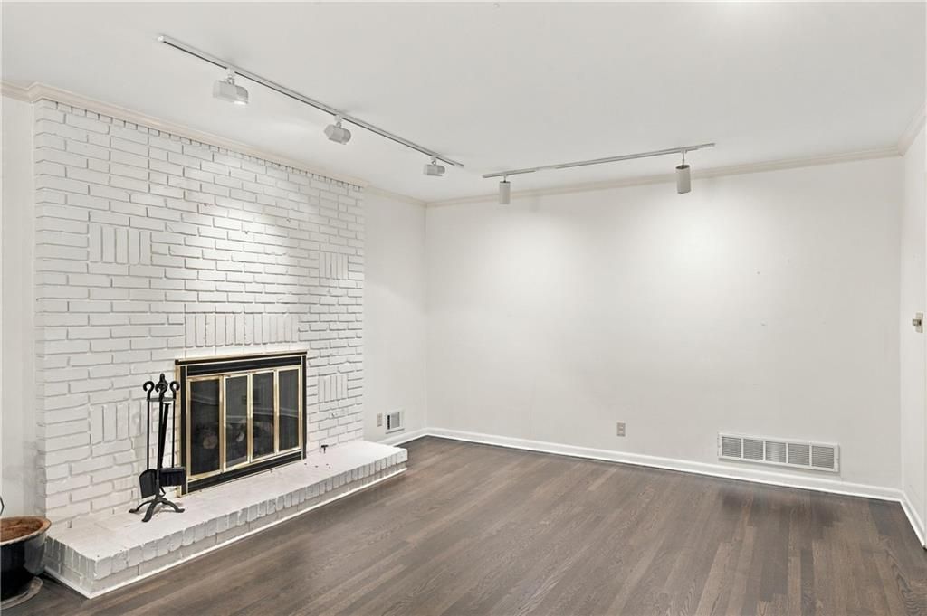 Image 15 of property listing at 955 Vistavia Circle, Decatur, GA 30033