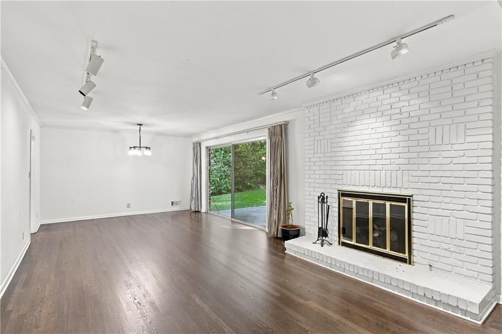 Image 3 of property listing at 955 Vistavia Circle, Decatur, GA 30033