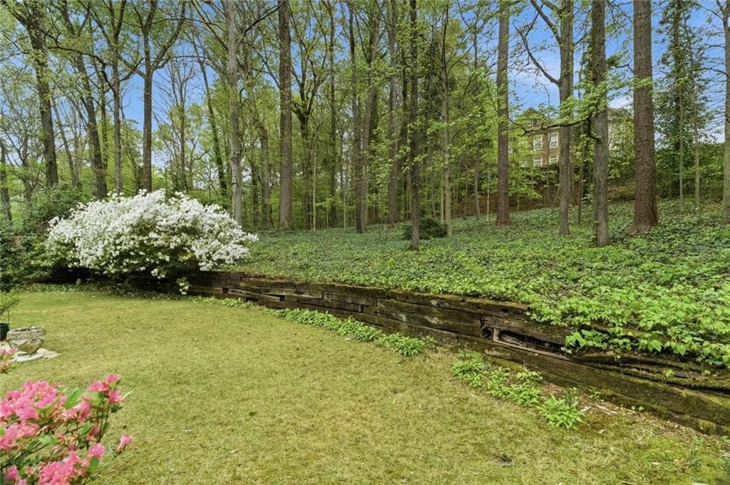 Image 31 of property listing at 955 Vistavia Circle, Decatur, GA 30033