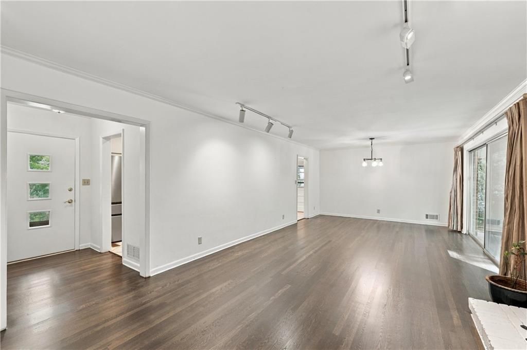 Image 4 of property listing at 955 Vistavia Circle, Decatur, GA 30033