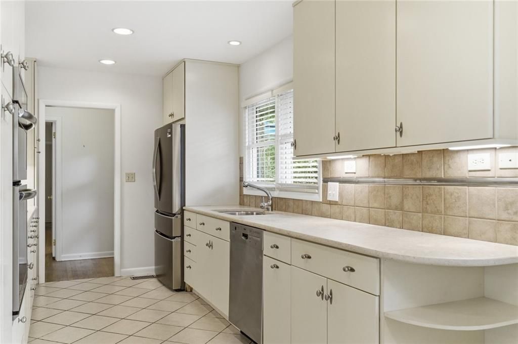 Image 7 of property listing at 955 Vistavia Circle, Decatur, GA 30033