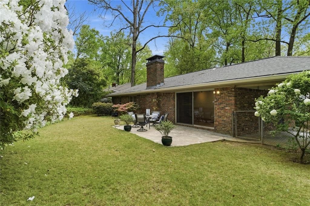 Image 8 of property listing at 955 Vistavia Circle, Decatur, GA 30033