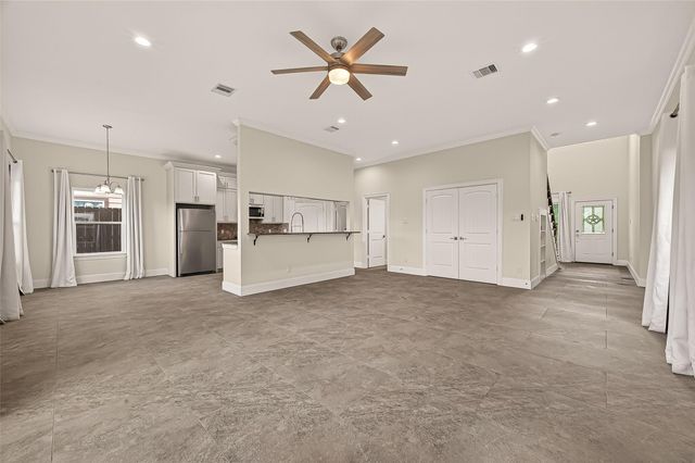 2209 Silverbonnet Street, Houston, TX 77055