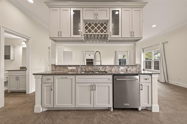 2209 Silverbonnet Street, Houston, TX 77055