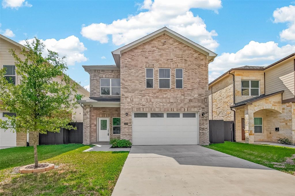 2209 Silverbonnet Street, Houston, TX 77055