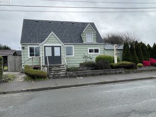 95 12TH St, Bandon, OR 97411