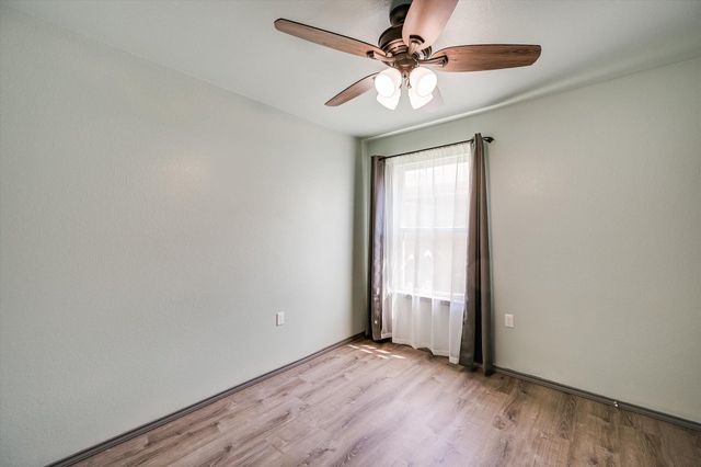 421 Holiday Creek LN, Georgetown, TX 78633