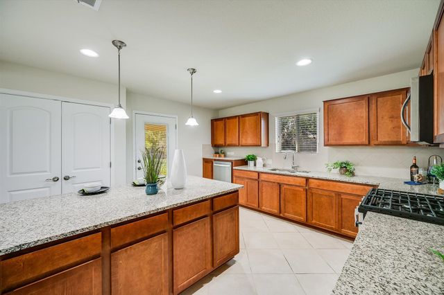421 Holiday Creek LN, Georgetown, TX 78633