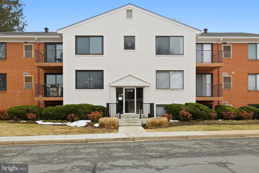 Image 1 of property listing at 125-M CLUBHOUSE DR SW #UNIT 8, Leesburg, VA 20175