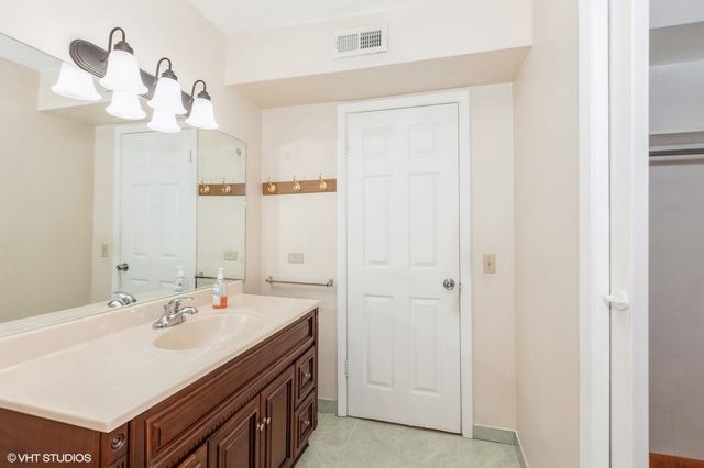 787 Wilson Avenue 17, Glen Ellyn, IL 60137