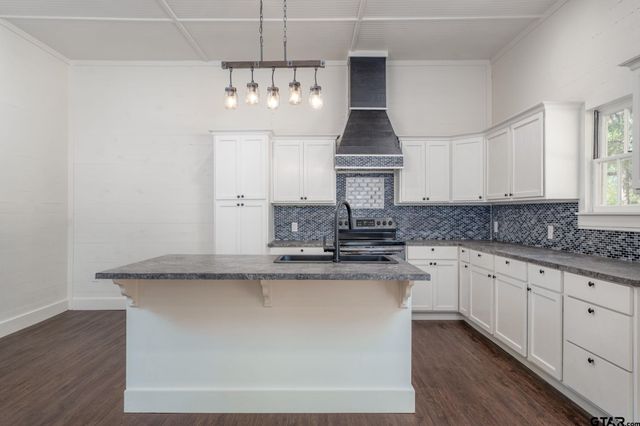 605 E CALVERT ST., Troup, TX 75789