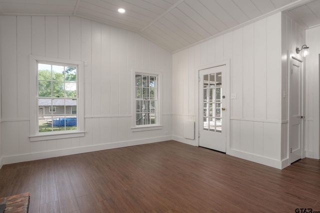 605 E CALVERT ST., Troup, TX 75789