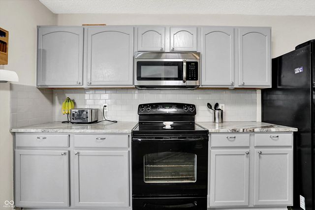 5724 Grassy Bank Drive, Indianapolis, IN 46237