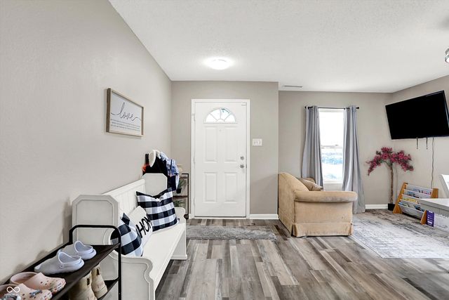 5724 Grassy Bank Drive, Indianapolis, IN 46237