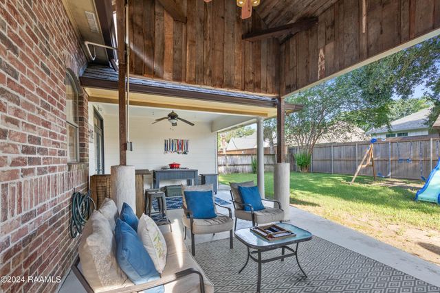 41 Oakthorn Court, Youngsville, LA 70592