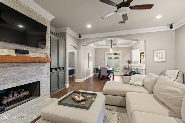 41 Oakthorn Court, Youngsville, LA 70592