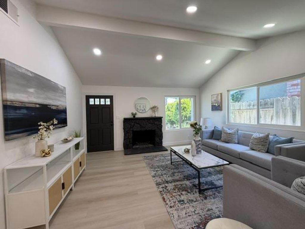Image 2 of property listing at 4245 Houndsbrook Way, San Jose, CA 95111