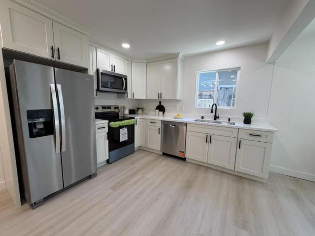 Image 5 of property listing at 4245 Houndsbrook Way, San Jose, CA 95111