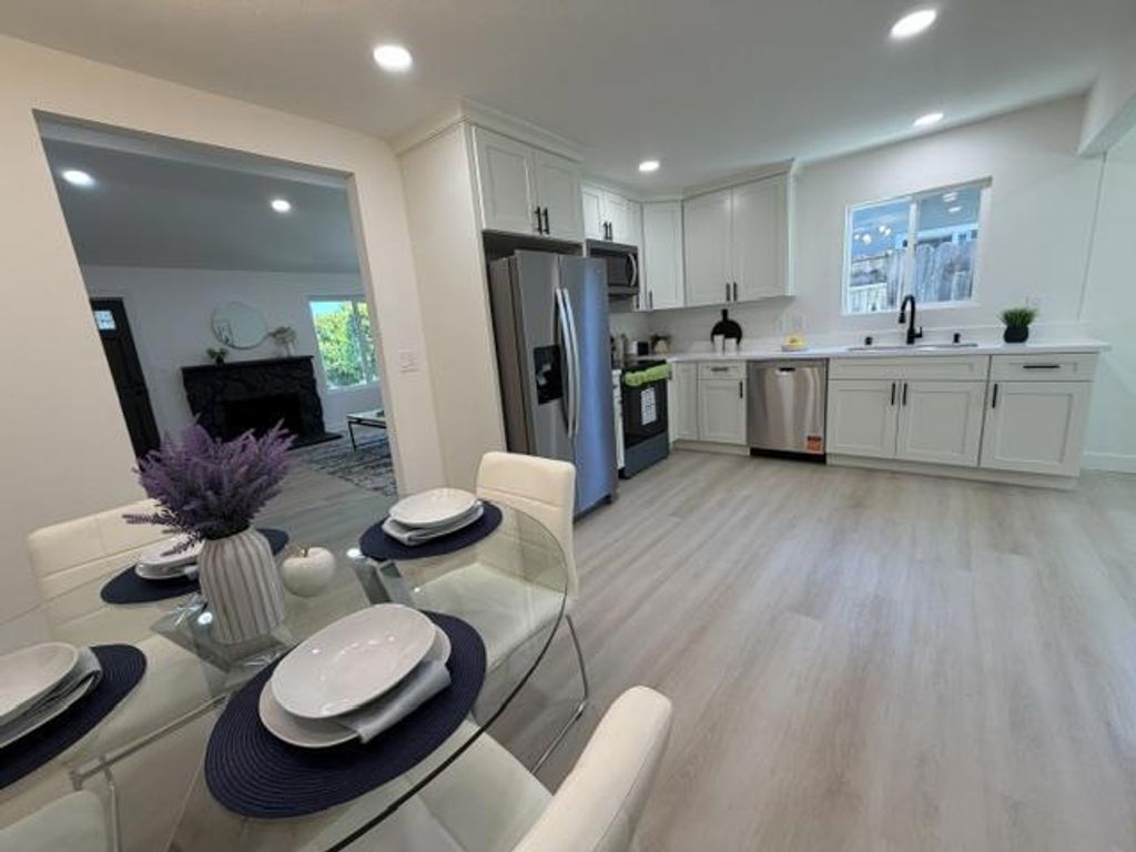 Image 6 of property listing at 4245 Houndsbrook Way, San Jose, CA 95111
