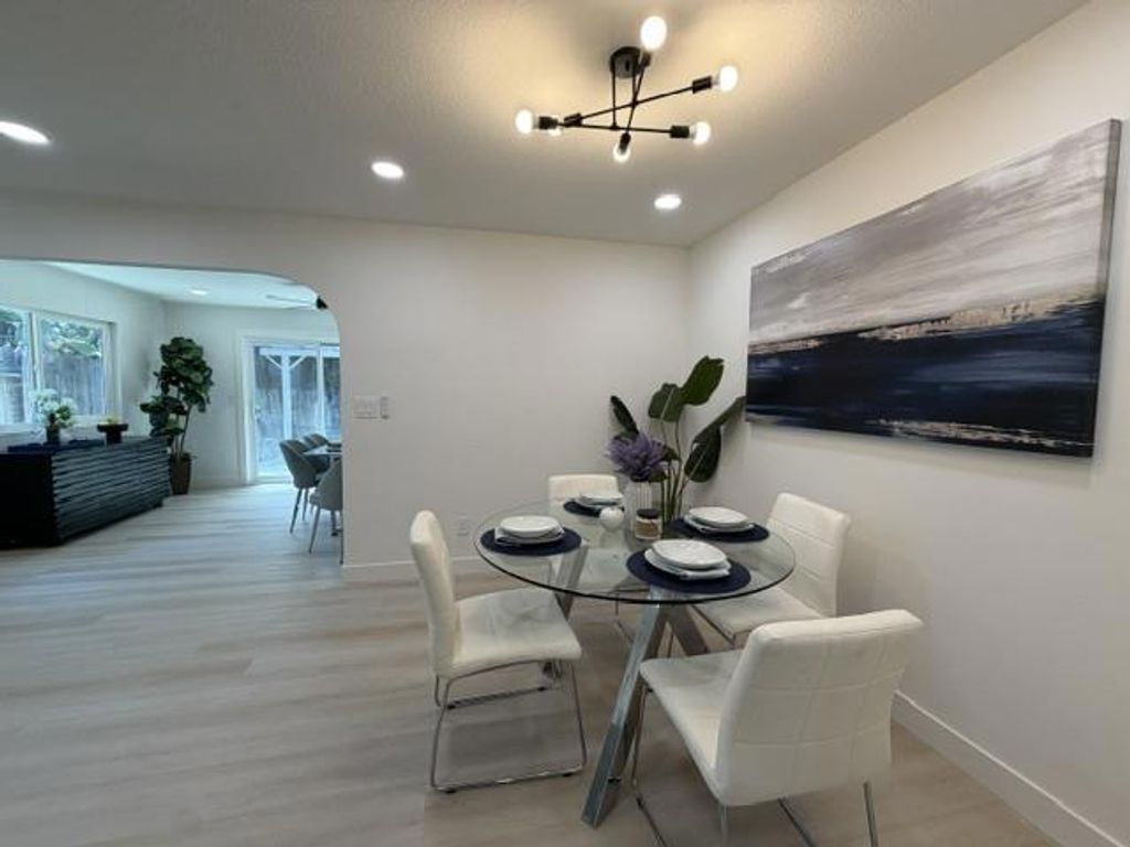 Image 7 of property listing at 4245 Houndsbrook Way, San Jose, CA 95111