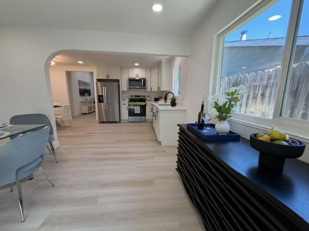 Image 9 of property listing at 4245 Houndsbrook Way, San Jose, CA 95111