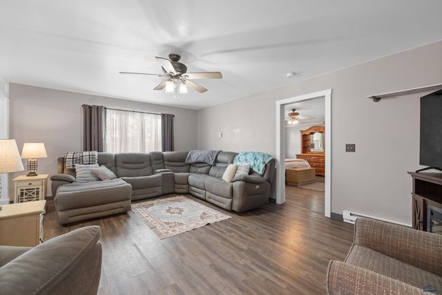 522 SWALLOW DR, Box Elder, SD 57719