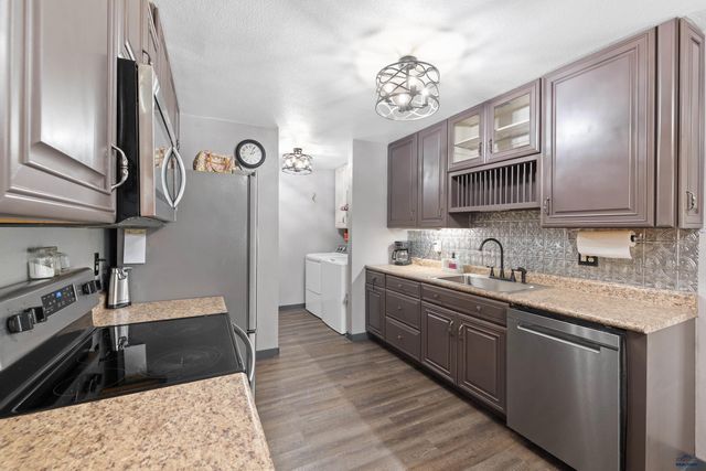 522 SWALLOW DR, Box Elder, SD 57719