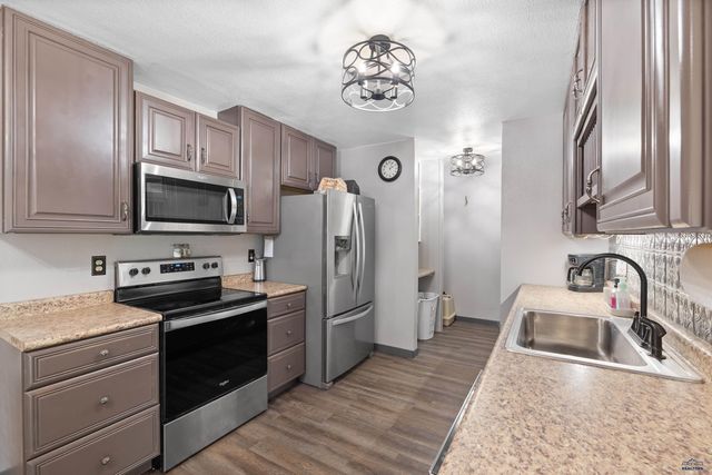 522 SWALLOW DR, Box Elder, SD 57719