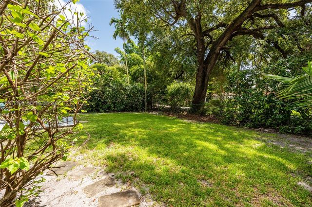 330 NE 86 St, El Portal, FL 33138