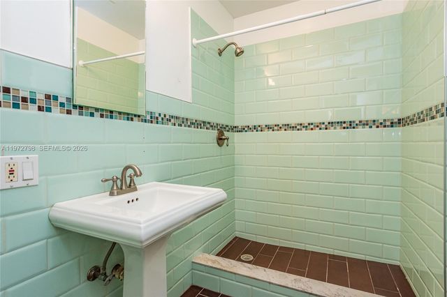 330 NE 86 St, El Portal, FL 33138