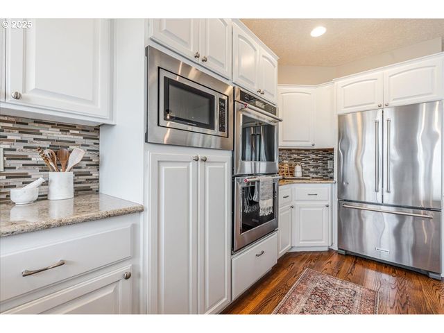 21157 Ne SHORE Dr, Fairview, OR 97024