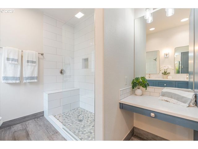 21157 Ne SHORE Dr, Fairview, OR 97024