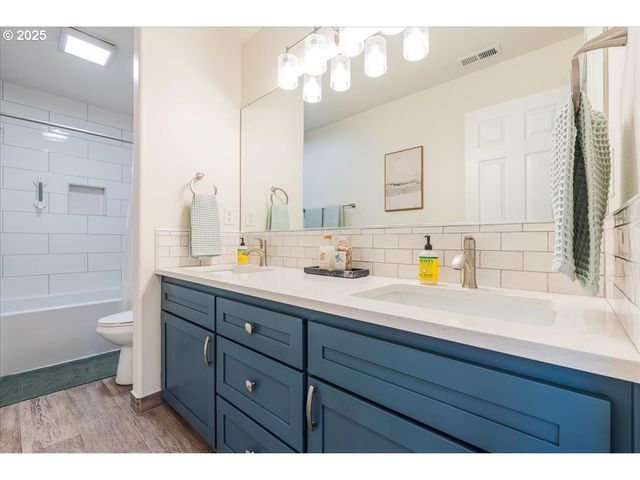 21157 Ne SHORE Dr, Fairview, OR 97024