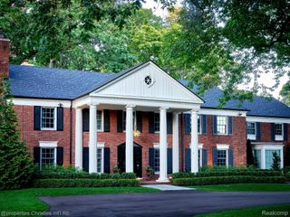 950 E Glengarry Circle, Bloomfield Hills, MI 48301