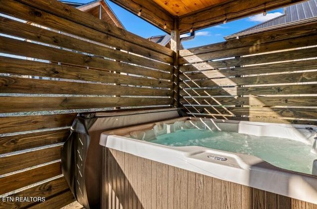 564 Warbonnet Way, Pigeon Forge, TN 37863