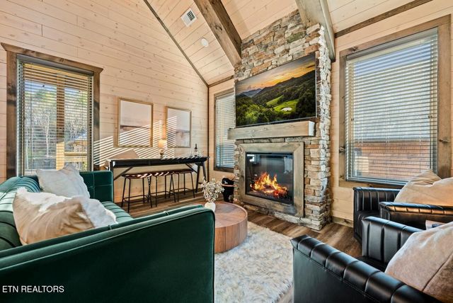 564 Warbonnet Way, Pigeon Forge, TN 37863