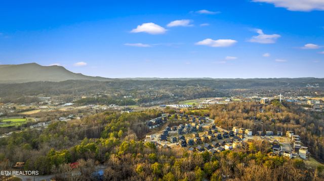 564 Warbonnet Way, Pigeon Forge, TN 37863