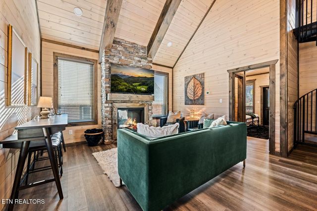 564 Warbonnet Way, Pigeon Forge, TN 37863