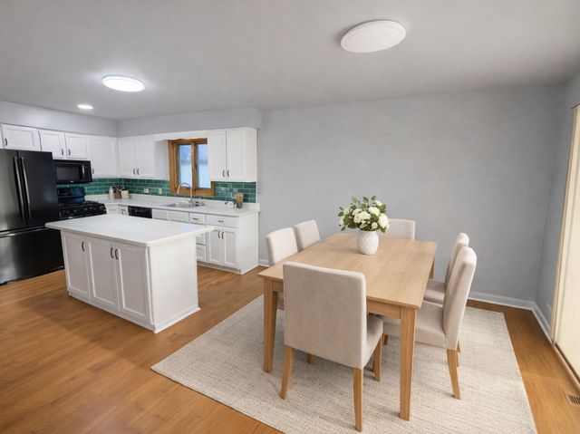 862 Omaha Court, Carol Stream, IL 60188