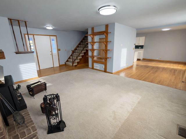 862 Omaha Court, Carol Stream, IL 60188