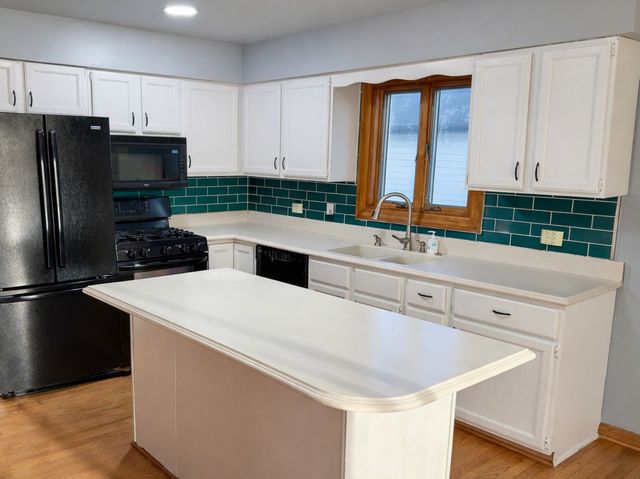 862 Omaha Court, Carol Stream, IL 60188