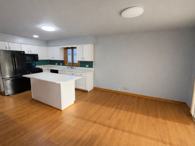 862 Omaha Court, Carol Stream, IL 60188