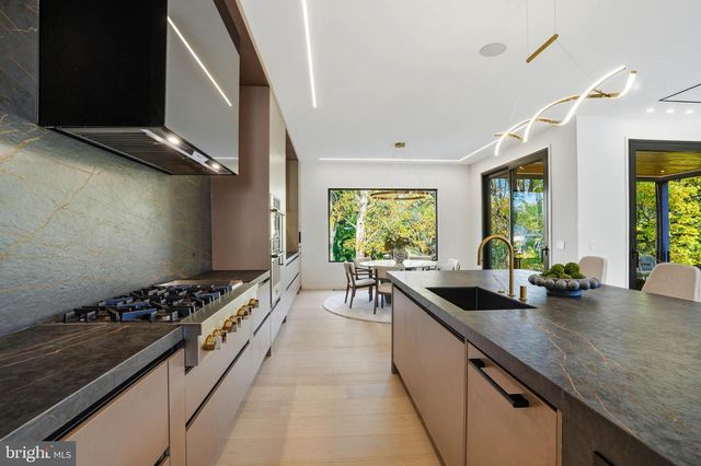 9408 OLD COURTHOUSE RD, Vienna, VA 22182